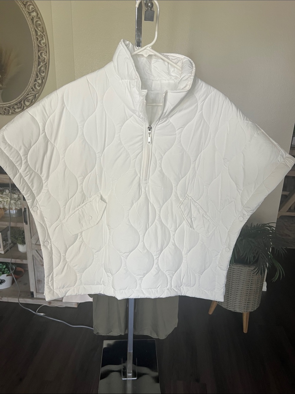 Amazon Essentials White Quilted Half-Zip Poncho Pullover size s nwot